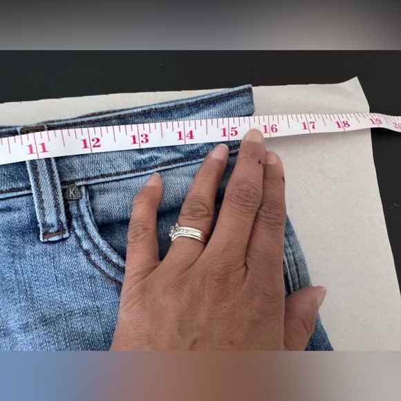 Kut from the Kloth Women’s Distressed Gidget Fray Blue Jean Shorts Size 6 - Picture 9 of 12